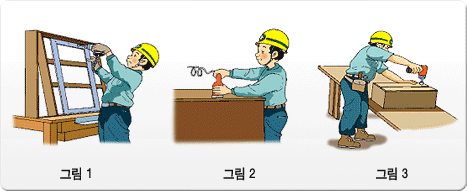 팔을 쭉 자세로 공구를 사용하고 있는 근로자